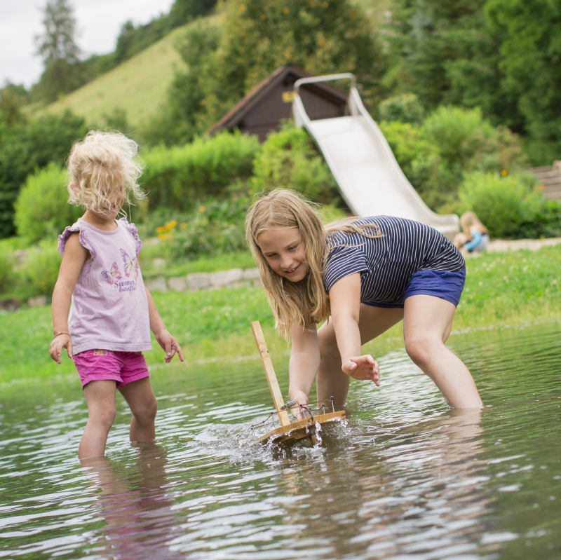 Kinder spielen im Wasser