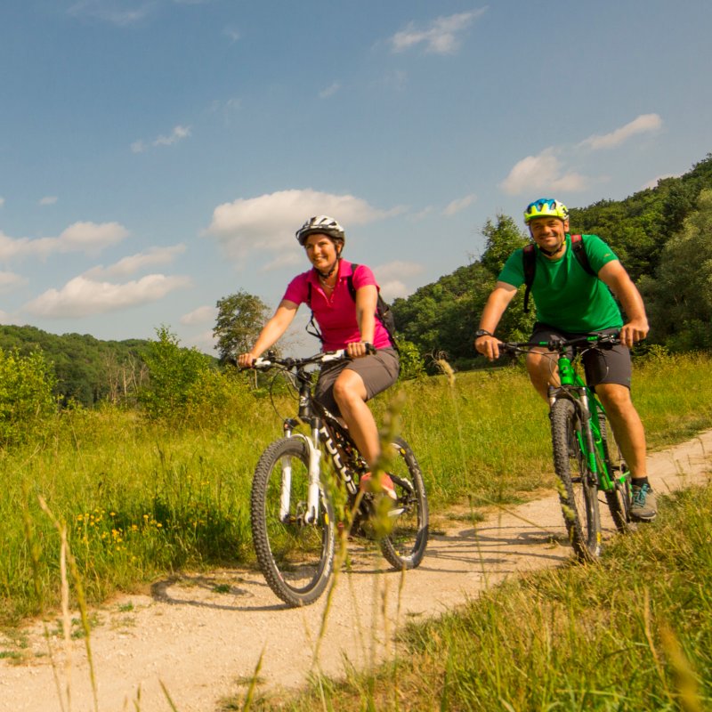 Radfahrer auf einem Feldweg